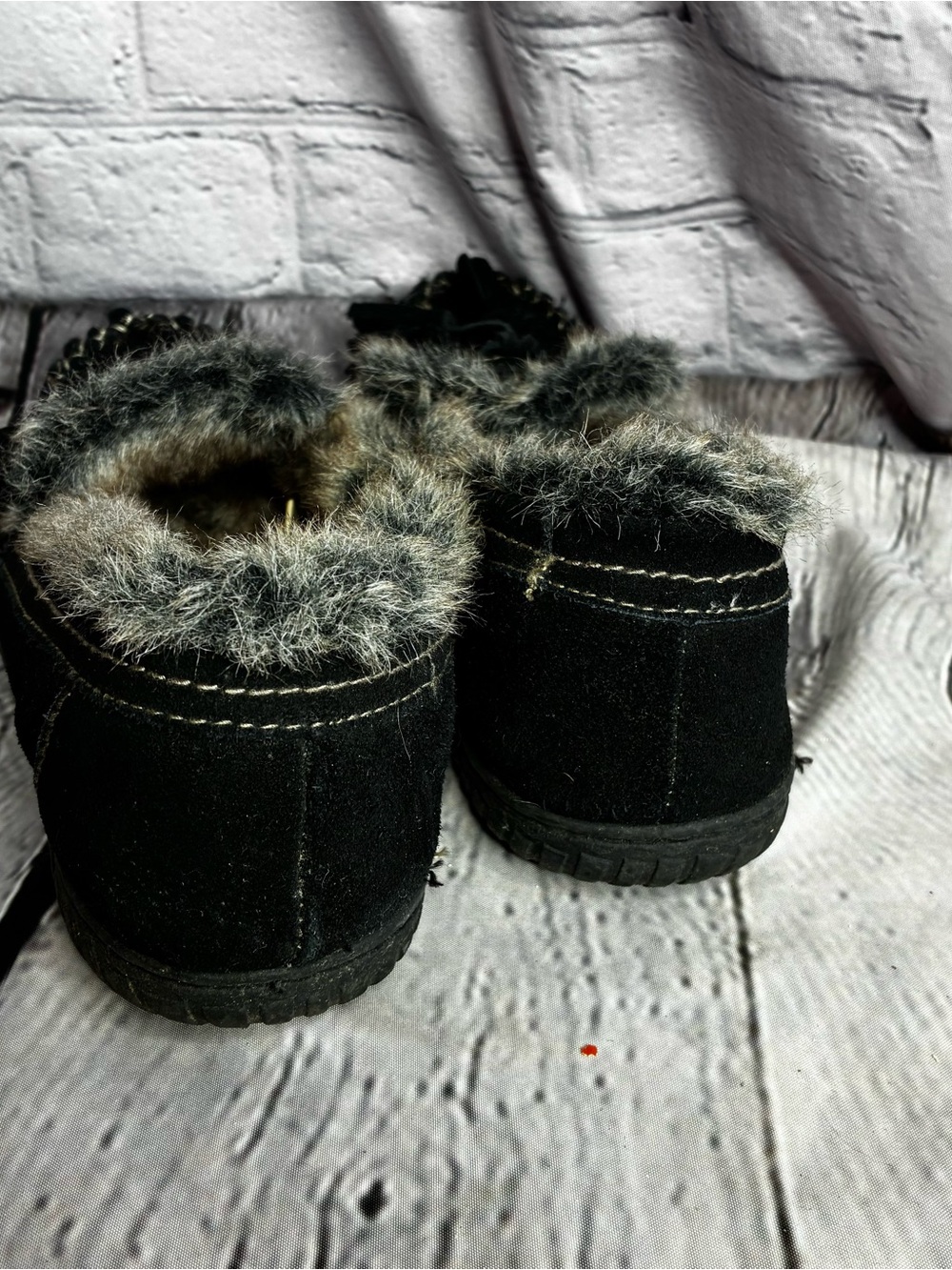 Black Suede Neutral Faux Fur Lined Indie Boho Kiltie Fringe Moc Slippers Sz 7/8 - Picture 4 of 8